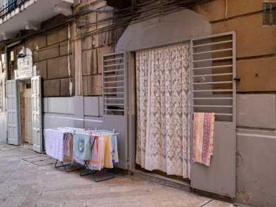 �Tra l�altro sulla strada mettiamo sempre i panni bagnati ad asciugare: � necessaria la massima pulizia�, afferma la 67enne Angela

